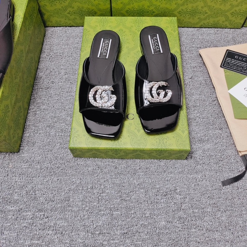G*u*i slippers